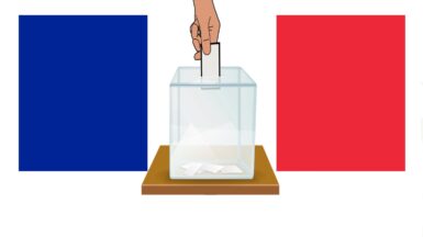 sur fond de drapeau tricolore, dessin d'une urne transparente utilisée pour les élections et d'une main déposant un bulletin de vote