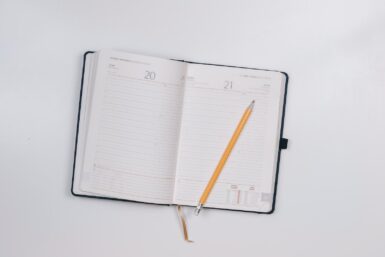 photo d'un agenda ouvert sur une page avec un crayon à papier