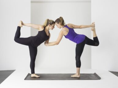 Deux femmes faisant du Yoga