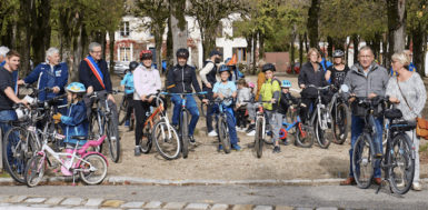 Nombreux vélos avec des adultes et des enfants